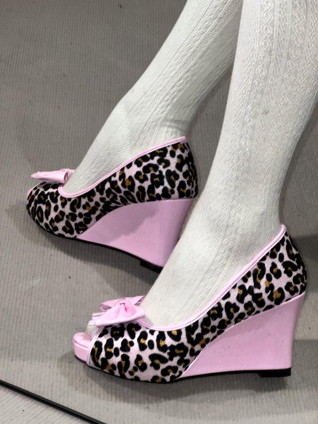 Kitten kiss wedge