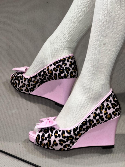 Kitten kiss wedge