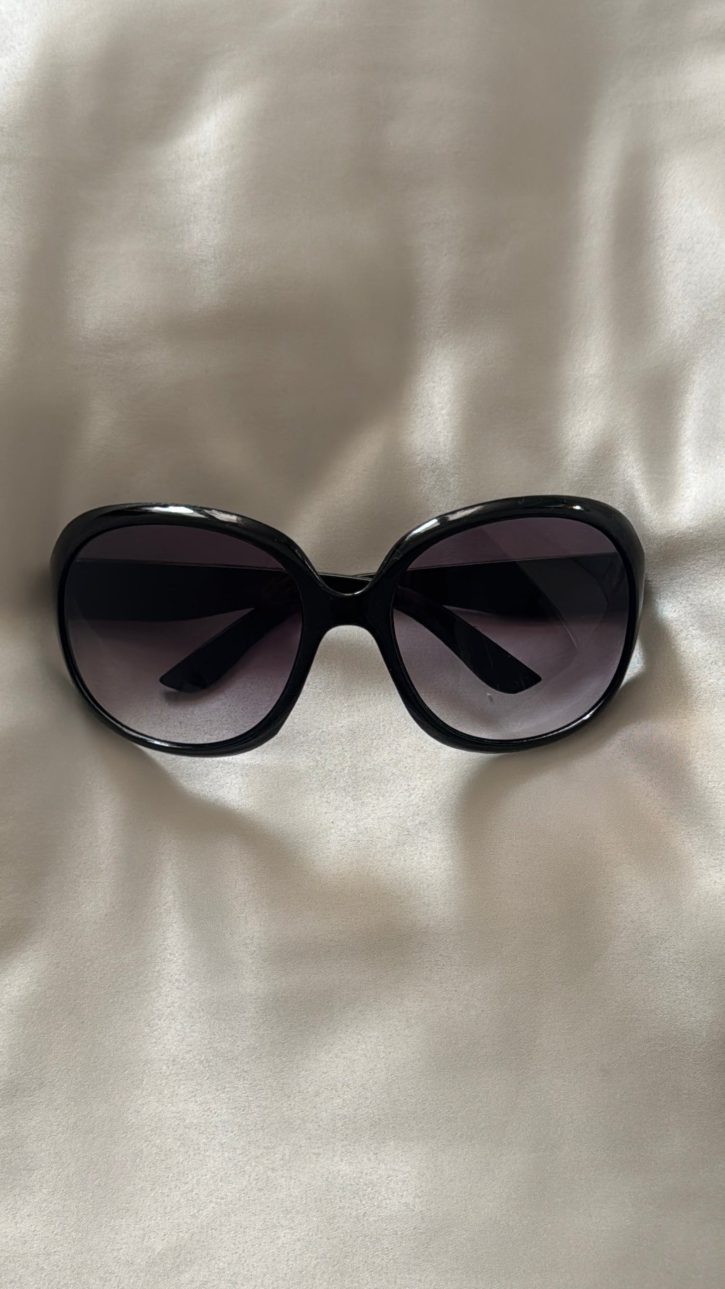 Big sunglasses (black lenses)